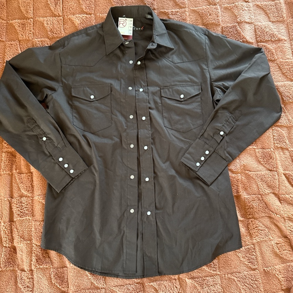 Roper Mens Solid Long sleeve western shirt with pear-snap buttons.